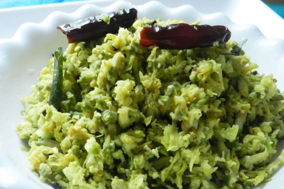 প্রচুর ভিটামিন, আয়রন, ক্যালশিয়াম, পটাশিয়াম ও অ্যান্টিঅক্সিডেন্টে ভরপুর সজনের ফুল শরীরের রোগ প্রতিরোধ ক্ষমতা বাড়ায়। রক্তে শর্করা নিয়ন্ত্রণ, রক্তাল্পতা কমানো, হাড় মজবুত করা থেকে হার্টের সুরক্ষা- সব দিকেই সজনে কার্যকর। এই পুষ্টিগুণে ভরপুর ফুল দিয়ে তৈরি হতে পারে অসাধারণ ঘরোয়া একটি পদ- সজনে ফুলের ঝাল (Sajne Ful Recipe)। 